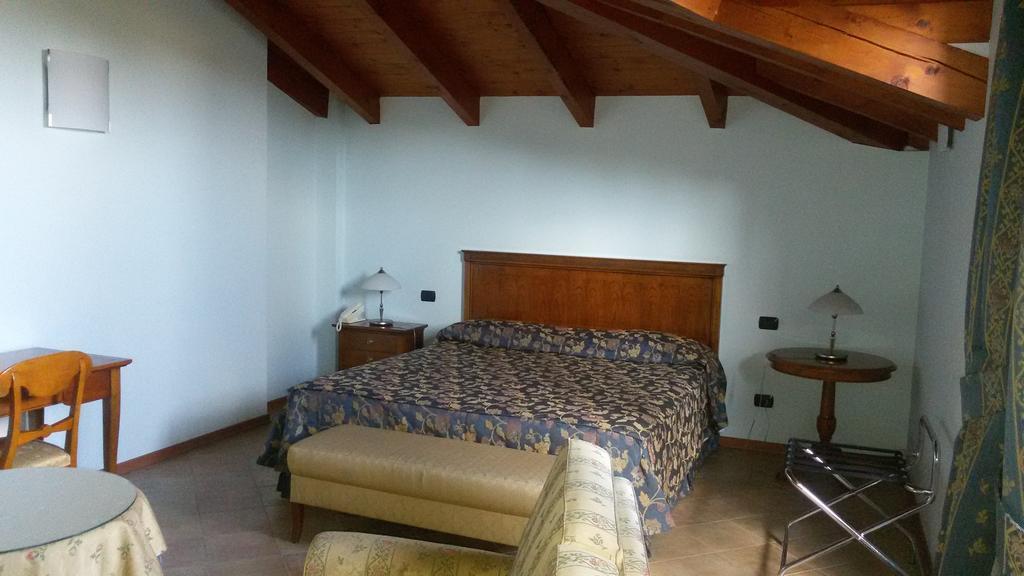 מונקלבו La Locanda Del Melograno חדר תמונה