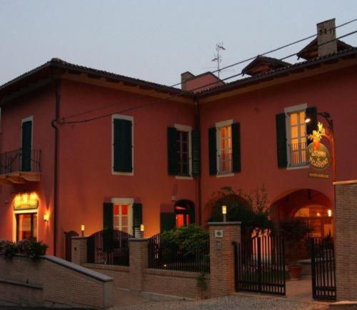 מונקלבו La Locanda Del Melograno מראה חיצוני תמונה