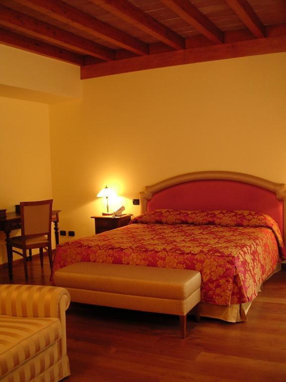 מונקלבו La Locanda Del Melograno חדר תמונה